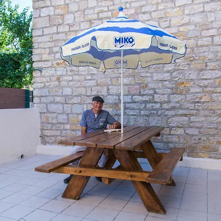 L'amandier A Blajoux Montbrun (Lozere)